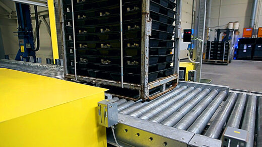 Automatic system for handling various types of pallets